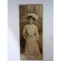 Fotografia "Ritratto di Signora  Fotografo THEODORE PENZ CHARLOTTENBURG" 1909
