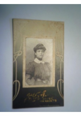 Fotografia "RITRATTO DI DONNA G. SARNELLI NAPOLI Via Roma 355" 1908
