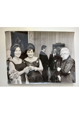 Fotografia d'epoca originale Montserrat Caballé e Giulietta Simionato insieme ad un rinfresco, Milano 1961