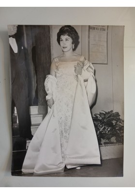 Fotografia d'epoca Montserrat Caballé al Teatro dell'Opera di Roma per "Assassinio nella cattedrale" di Pizzetti  1958