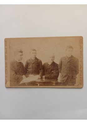 RITRATTO MASCHILE DI GRUPPO IN POSA FORMALE - BRESCIA, ATELIER CRISTOFORO CAPITANIO