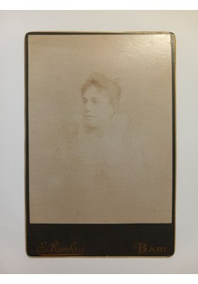 RITRATTO FEMMINILE DI TRE QUARTI - BARI, ATELIER E. BAMBOCCI 1895