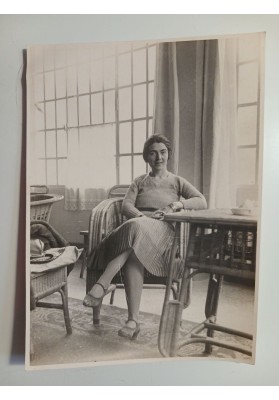 Ritratto fotografico originale d'epoca della scrittrice Pina Ballario in un interno (Anni '20/'30).