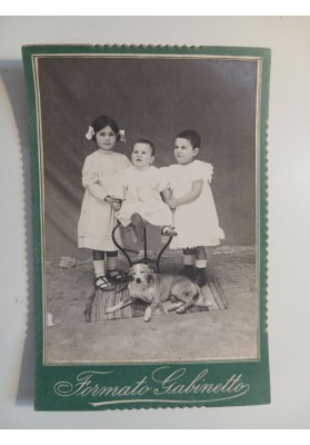 Tre bambini in posa con cane da compagnia. Fotografia originale d'epoca in "Formato Gabinetto"