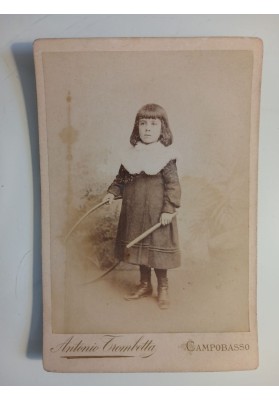 Fotografia Albumina "Ritratto infantile a figura intera con cerchio da gioco"