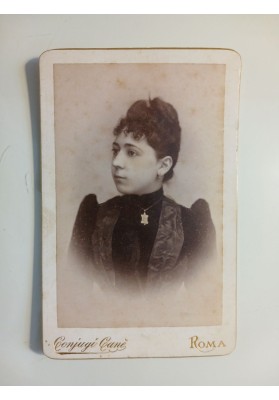 Fotografia "Ritratto in studio di signora a mezzo busto"  Coniugi Canè 1887