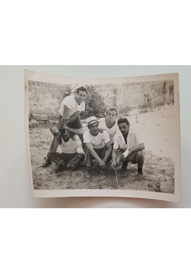 Lotto di 5 Foto Vintage Originali: Ettore Scola e il Team di Scrittura in Ritiro Creativo (Anni '60)