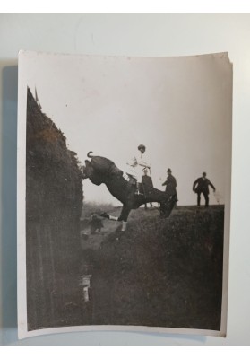 Una caduta al leggendario ostacolo Becher's Brook durante il Grand National di Aintree - 23 Marzo 1923