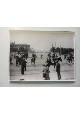 FOTO EPOCA Raid Ippico Milano Torino Partenza Piazzale Lotto Cavalli Agenzia ARGO