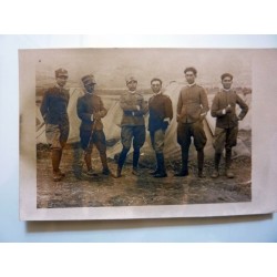 Fotografia Formato Cartolina "MILITARI IN POSA SUL CAMPO DI BATTAGLIA PRIMA GUERRA MONDIALE"